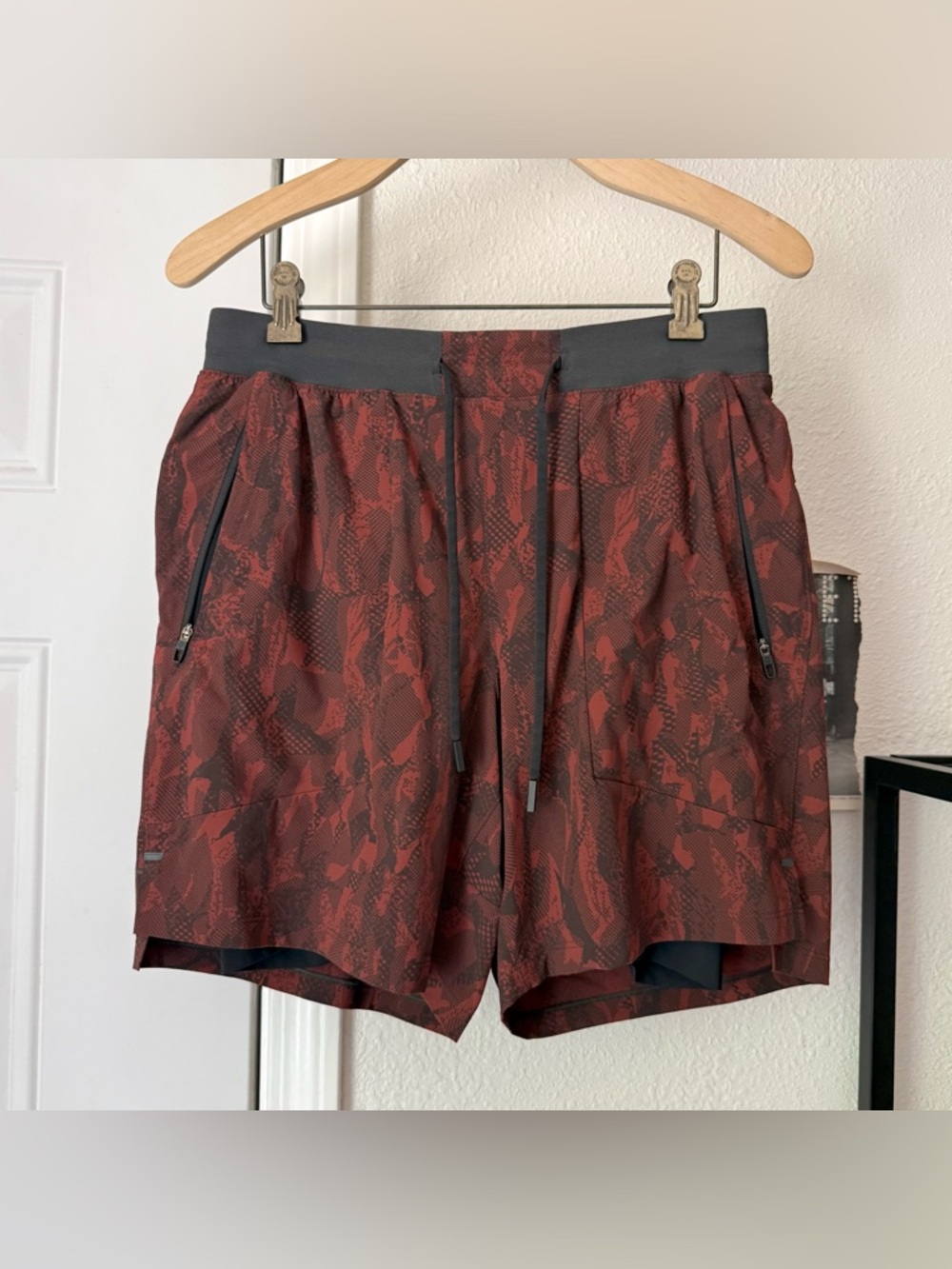 LULULEMON ATHLETICA men’s red black camo‎ abstract athletic pull on shorts
